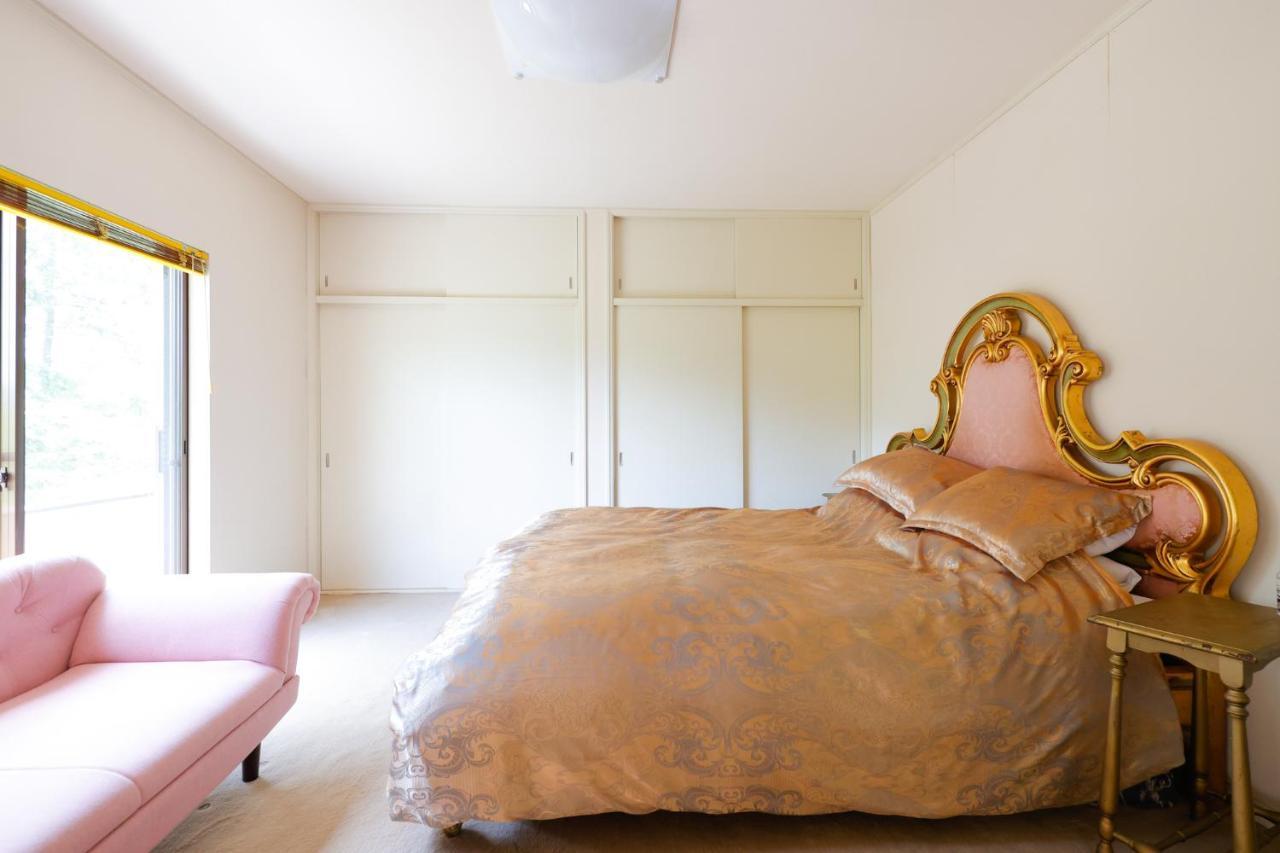 Chambre Lit Queen-Size avec Salle de Bains Commune